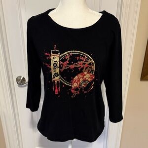 Karen Scott, Med. Chinese/Japanese Red & Gold Graphic 3/4 sleeve, Black Top/Tee